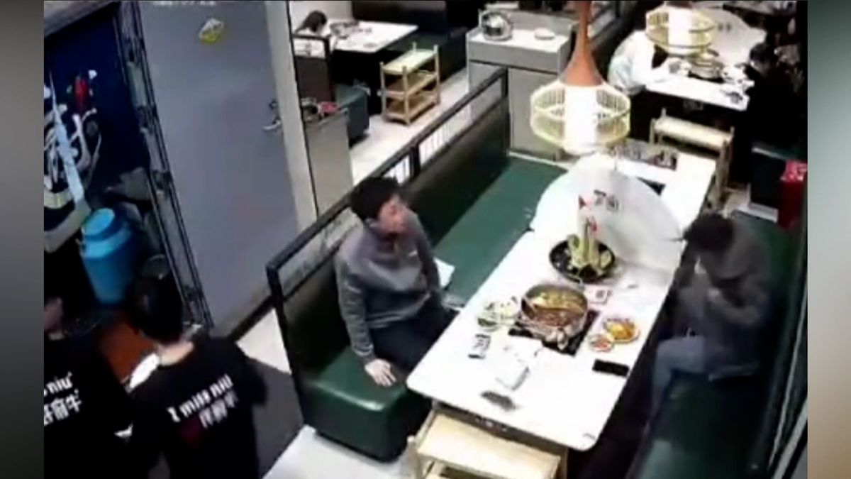 Na hosty v čínské restauraci spadly ze stropu dvě živé krysy. Incident zachytila kamera